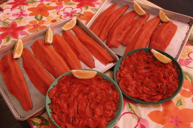 Plateaux de saumon sockeye fumé tranché et coupelles, archive de 2004