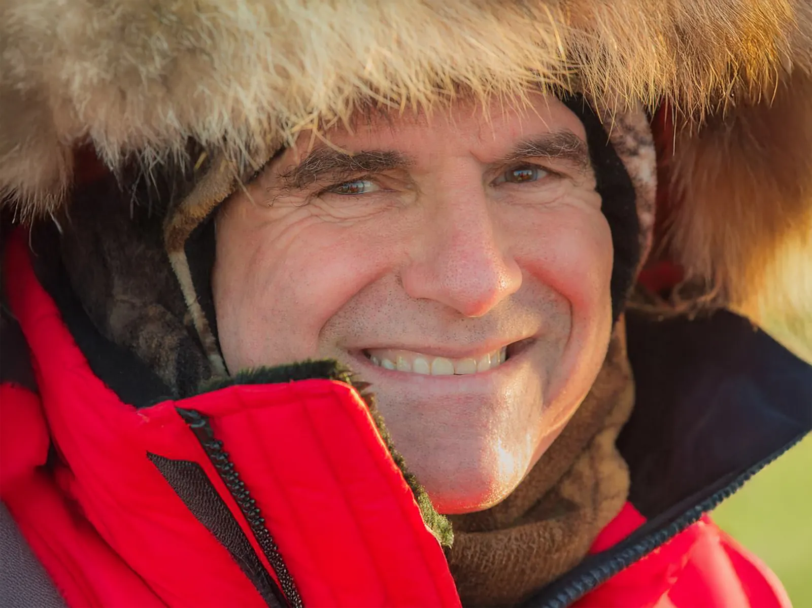 Portrait de Lionel Maye, chapka et parka rouge