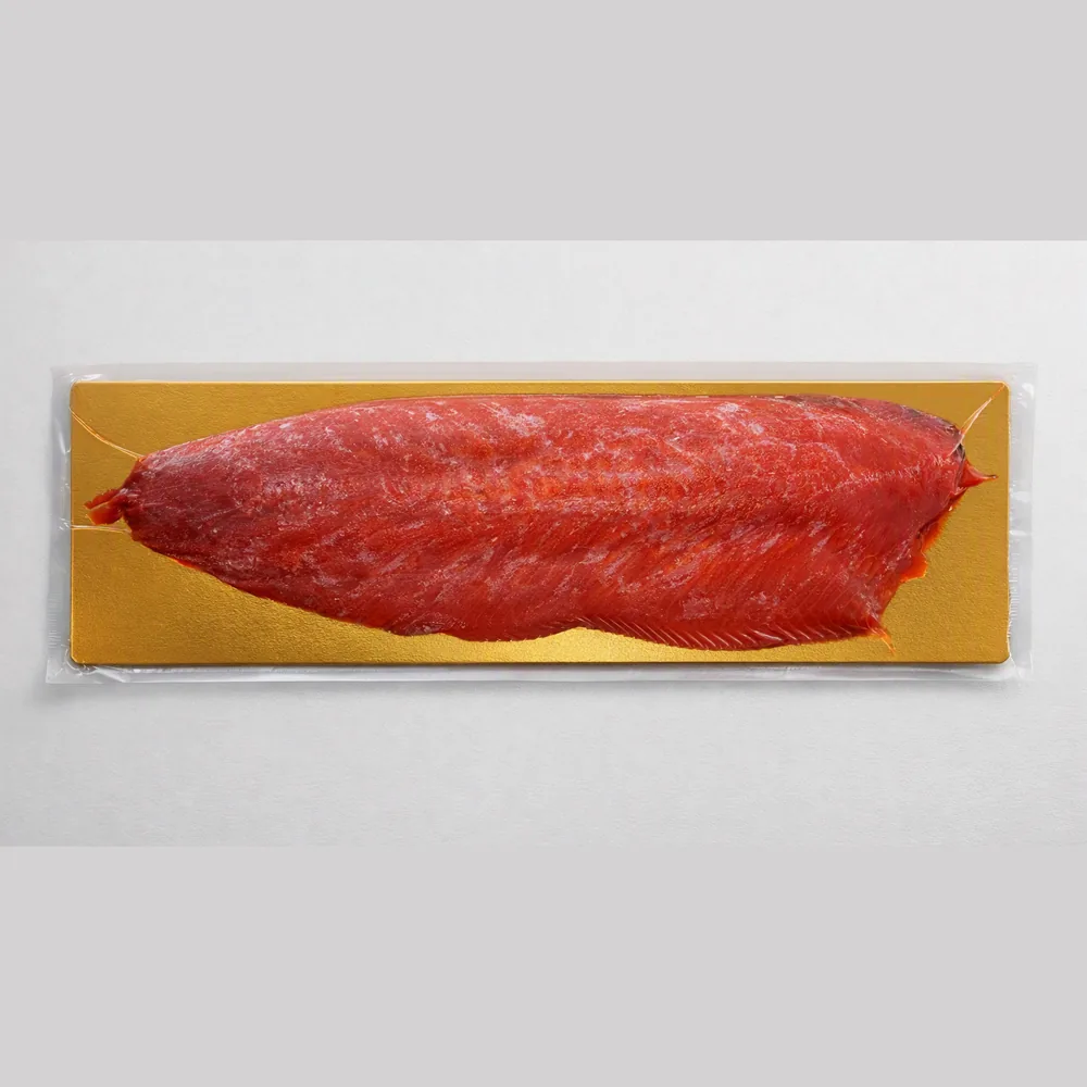 Filet entier de saumon sockeye sauvage fumé, sous vide sur carton doré, avec son étiquette