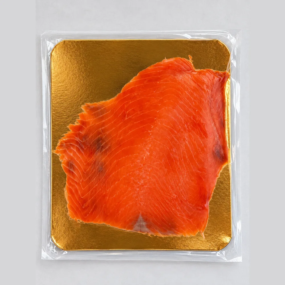 Plaquette de saumon sockeye sauvage fumé, 3 à 4 tranches sous vide sur carton doré
