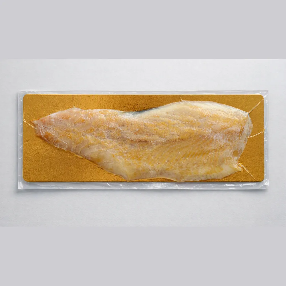 Filet entier de truite fumée bio des Pyrénées, sous vide sur carton doré, avec son étiquette