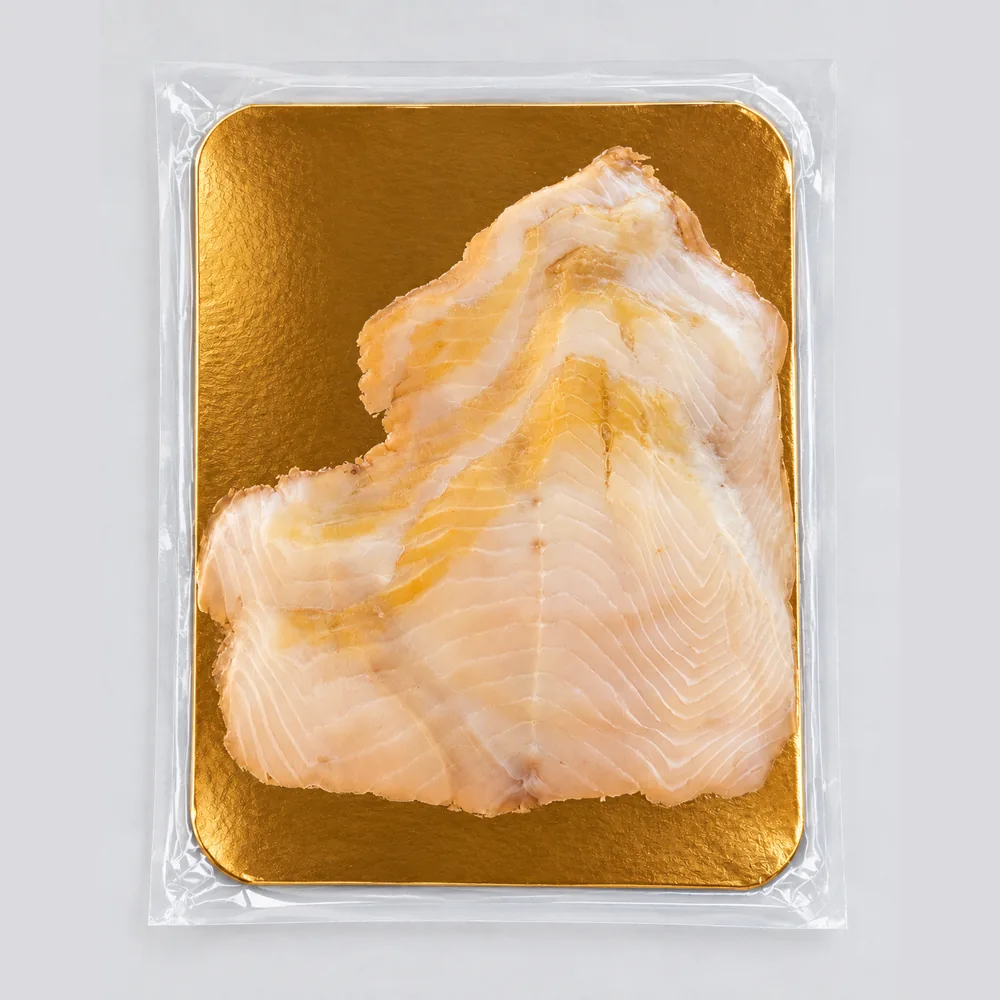 Plaquette de truite fumée bio des Pyrénées, tranches sous vide sur carton doré